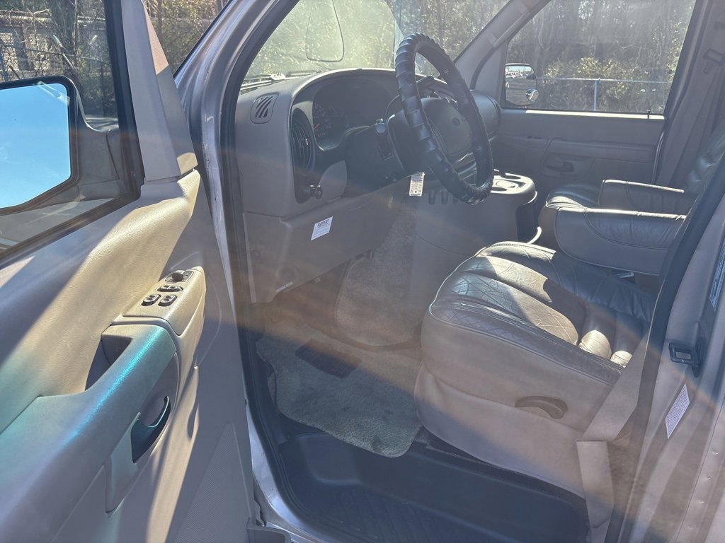 Used 2002 Ford E-150 and Econoline 150 image 9