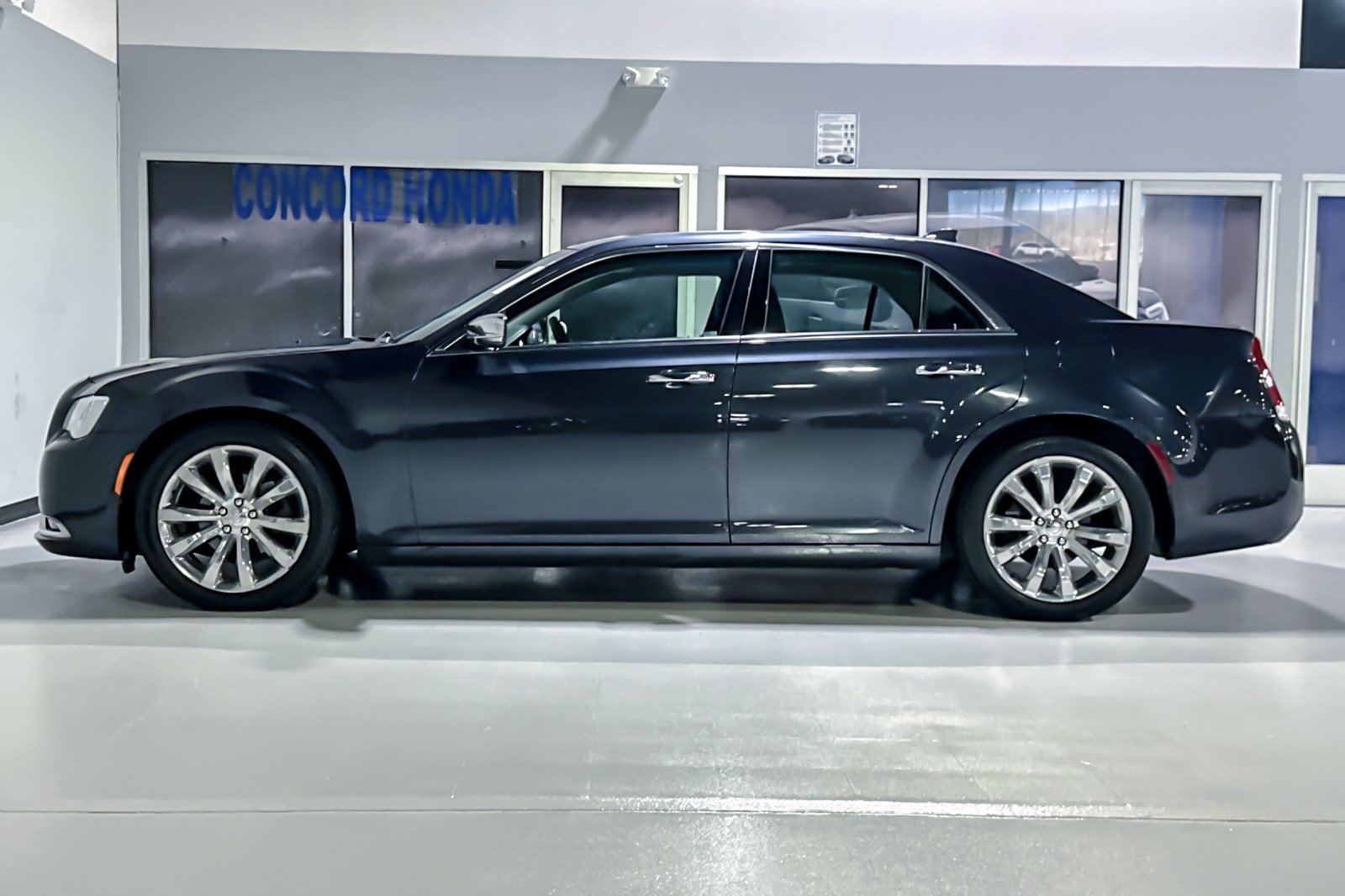 Used 2018 Chrysler 300 Limited w/ Safetytec Plus Group RWD image 2