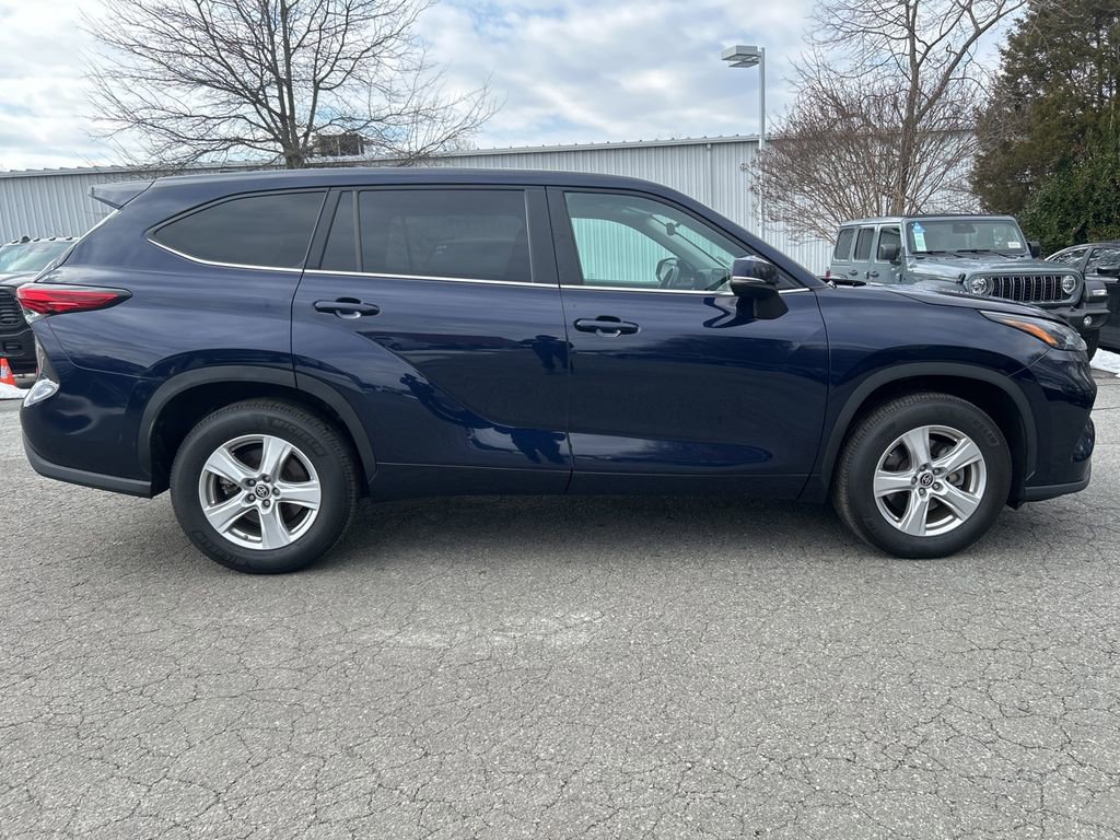 Used 2023 Toyota Highlander LE image 6