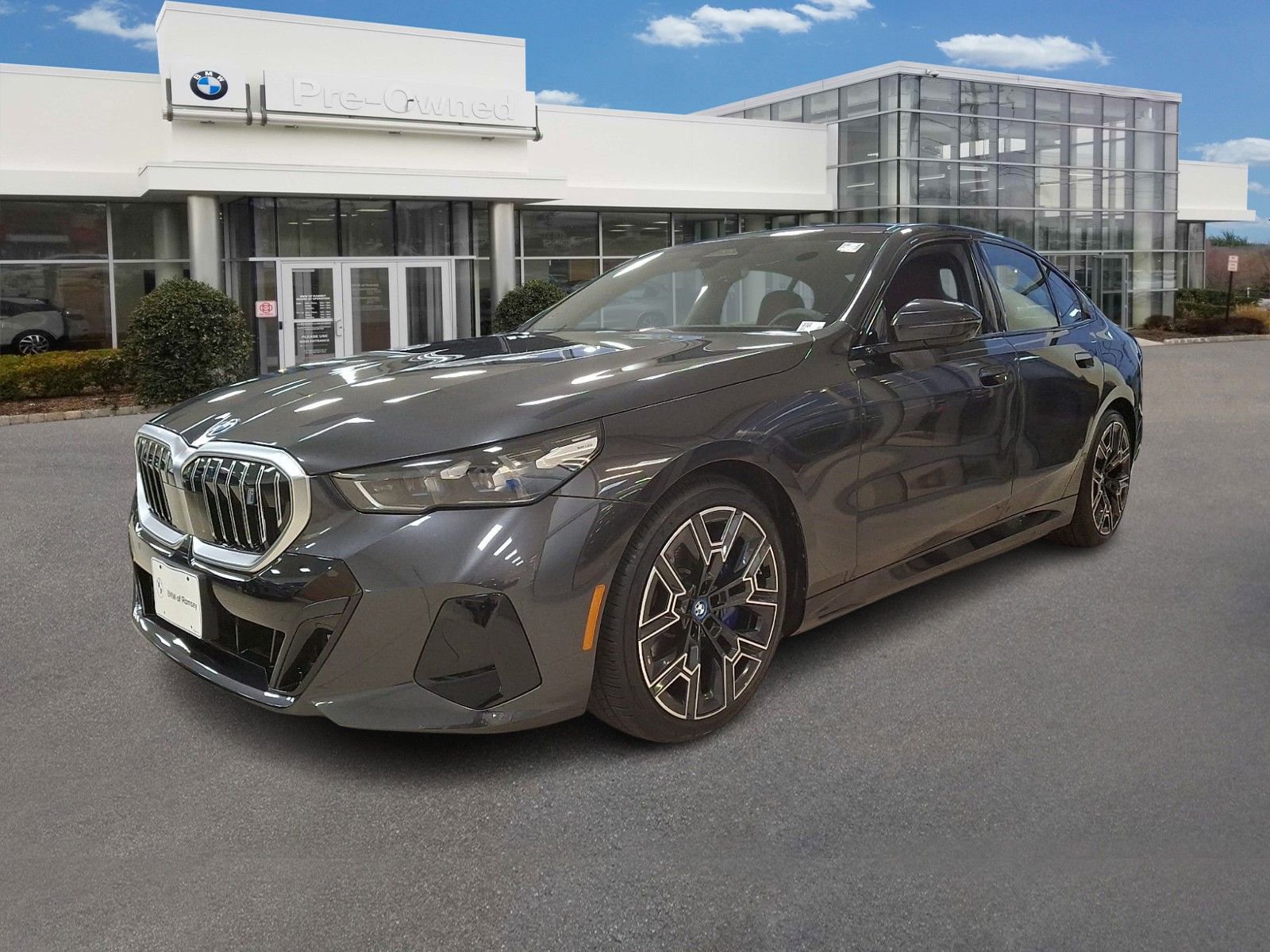 Used 2025 BMW i5 eDrive40i w/ M Sport Package RWD image 1