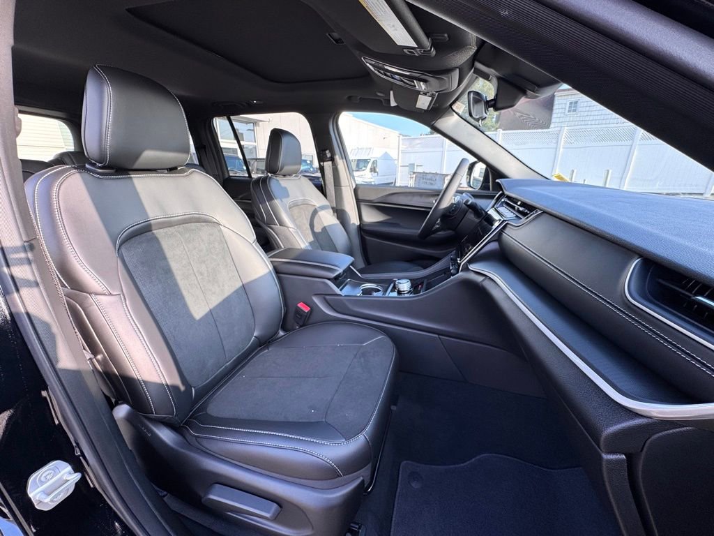 New 2025 Jeep Grand Cherokee Altitude AWD/4WD image 18