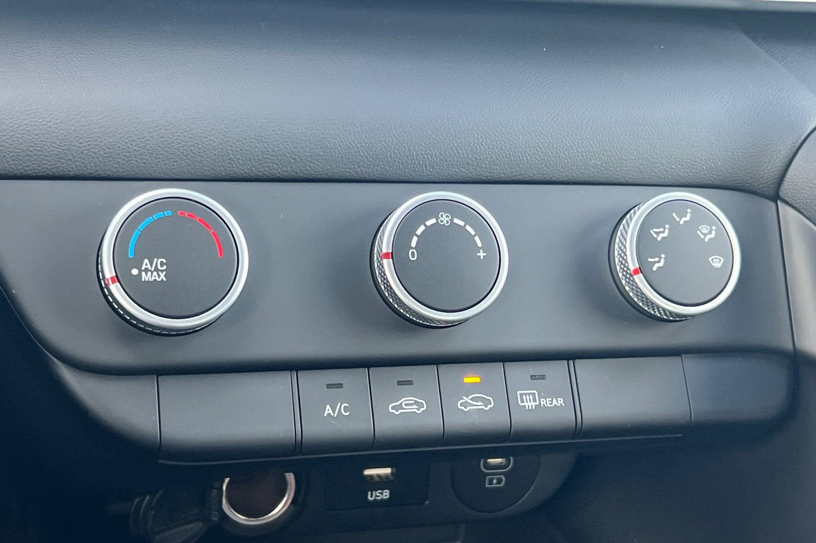 Used 2025 Hyundai Elantra SE image 25