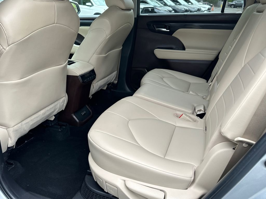 Used 2022 Toyota Highlander XLE AWD/4WD image 19