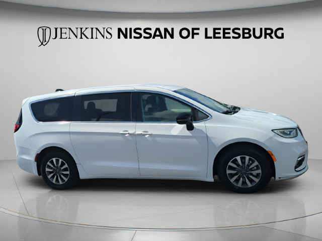 Used 2024 Chrysler Pacifica Limited FWD image 2