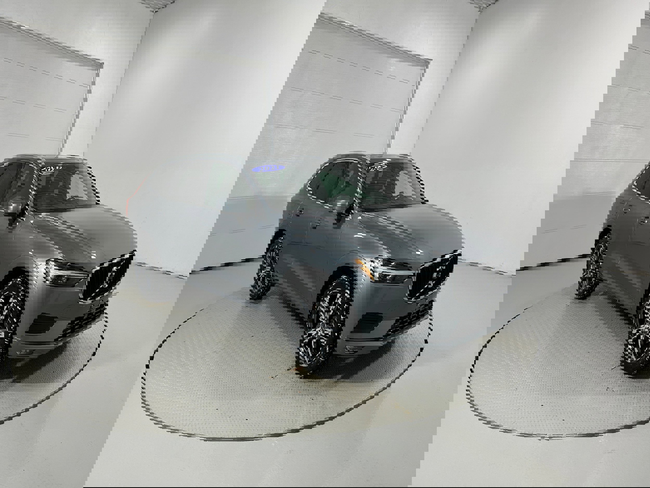 Used 2021 Volvo XC60 T5 Momentum w/ Premium Package image 2