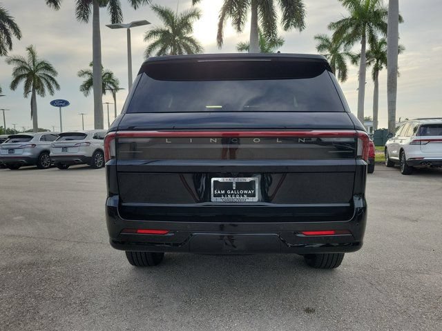 Certified 2025 Lincoln Navigator Reserve AWD/4WD image 5