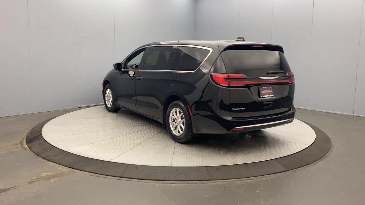 Used 2025 Chrysler Pacifica Select FWD image 3
