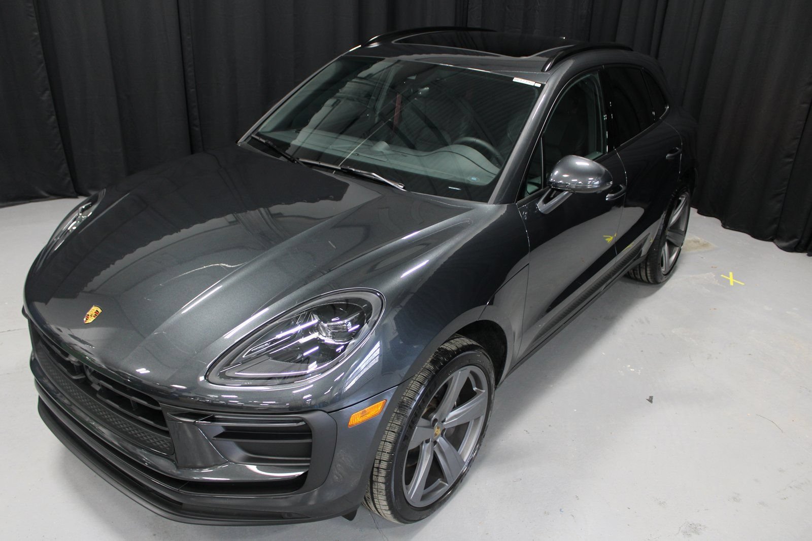 Certified 2025 Porsche Macan AWD/4WD image 13
