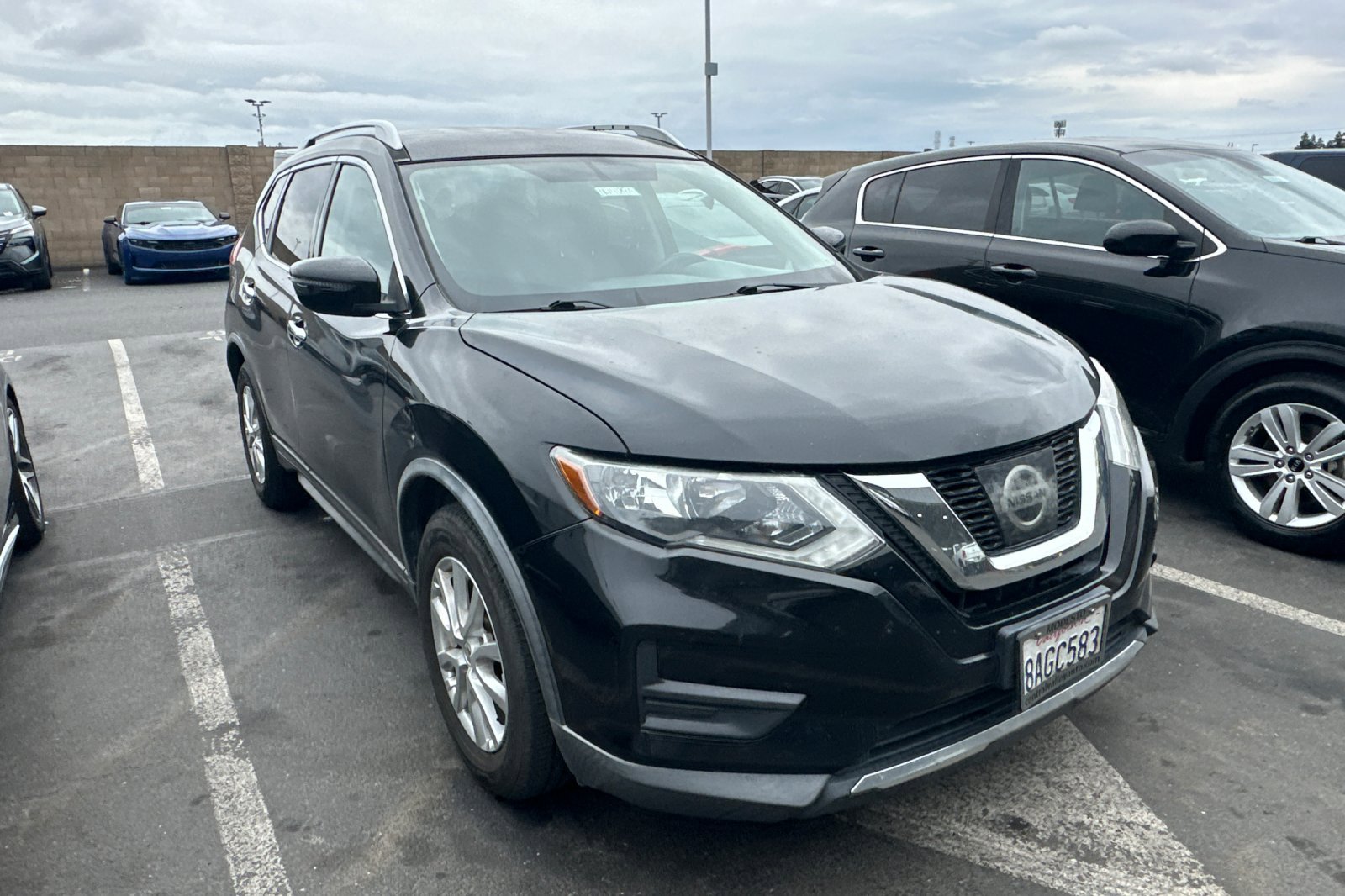 Used 2017 Nissan Rogue SV FWD image 2