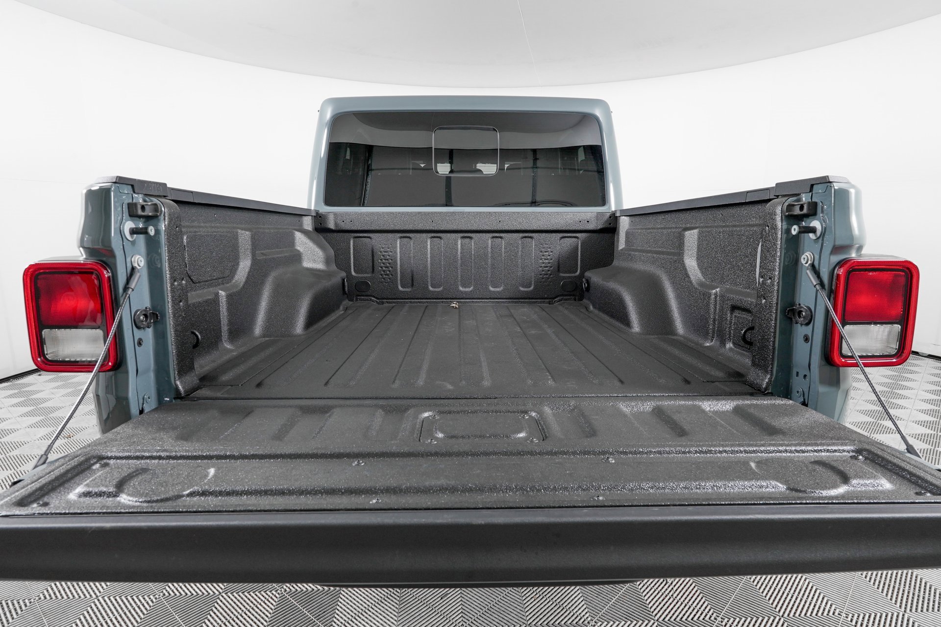 Used 2025 Jeep Gladiator Sport image 7