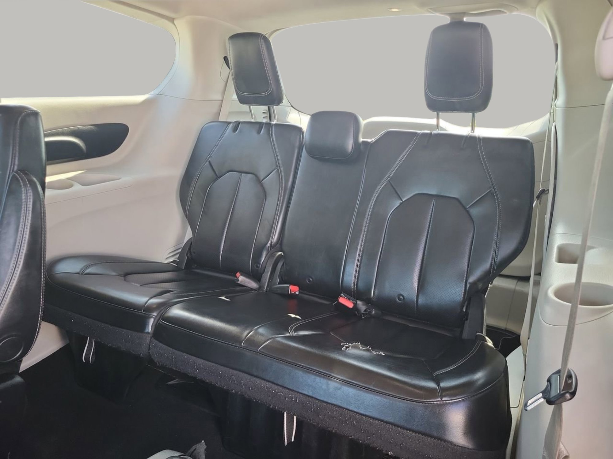 Used 2020 Chrysler Voyager Lxi image 10