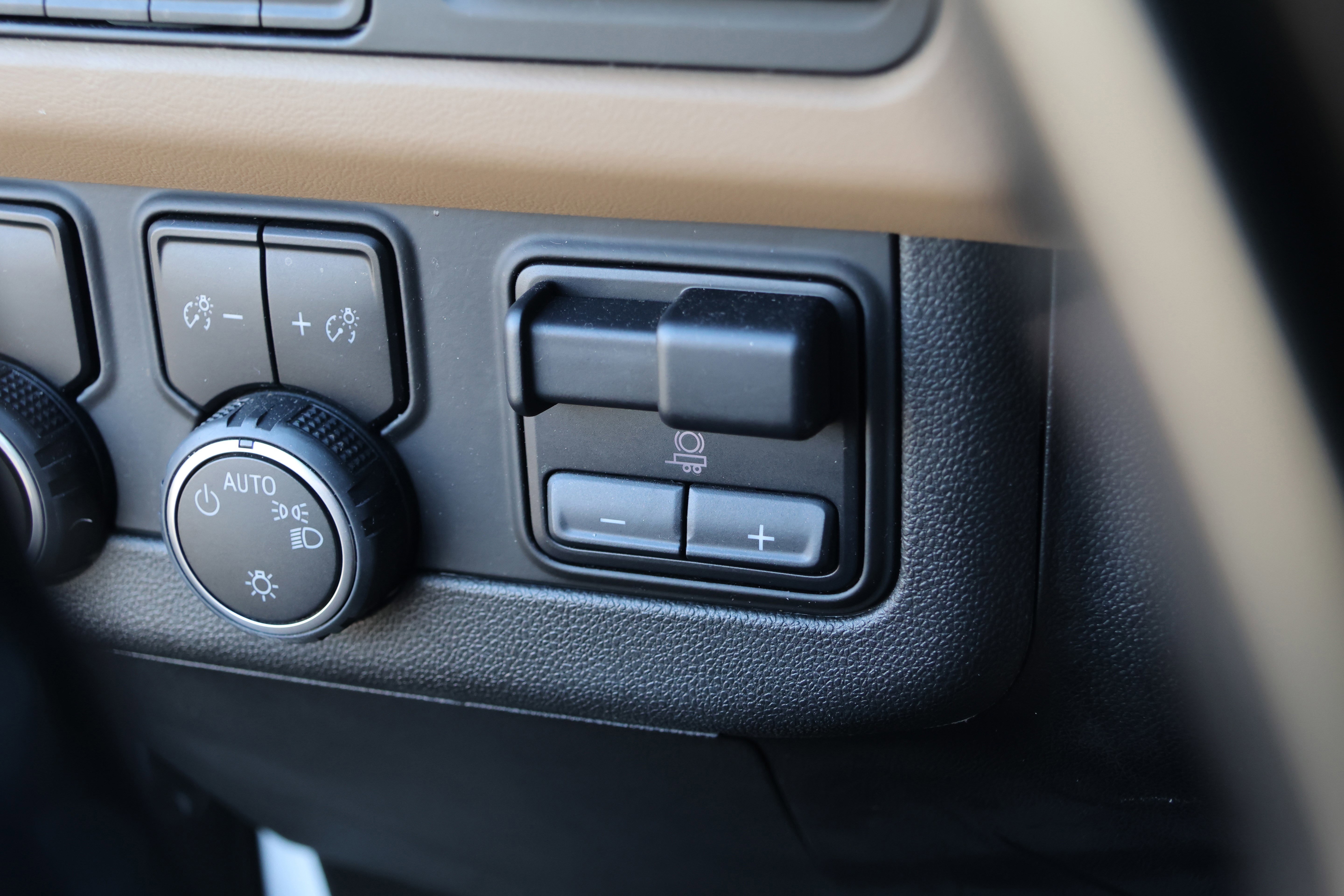 Used 2021 Chevrolet Suburban Premier w/ Premium Package image 17