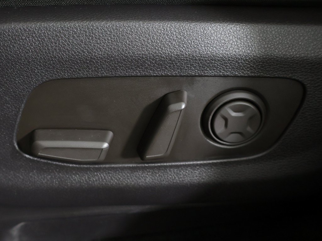 Used 2025 Kia Carnival EX FWD image 32