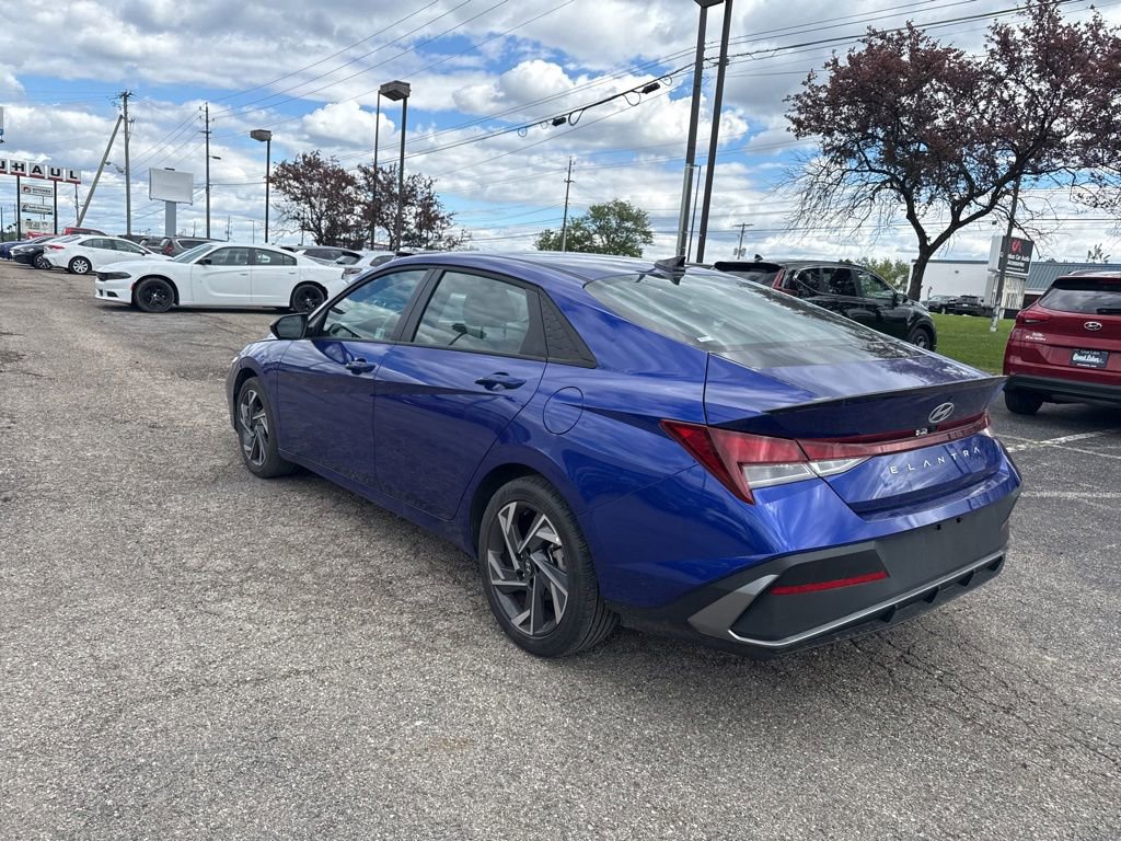 Used 2025 Hyundai Elantra Sport FWD image 3