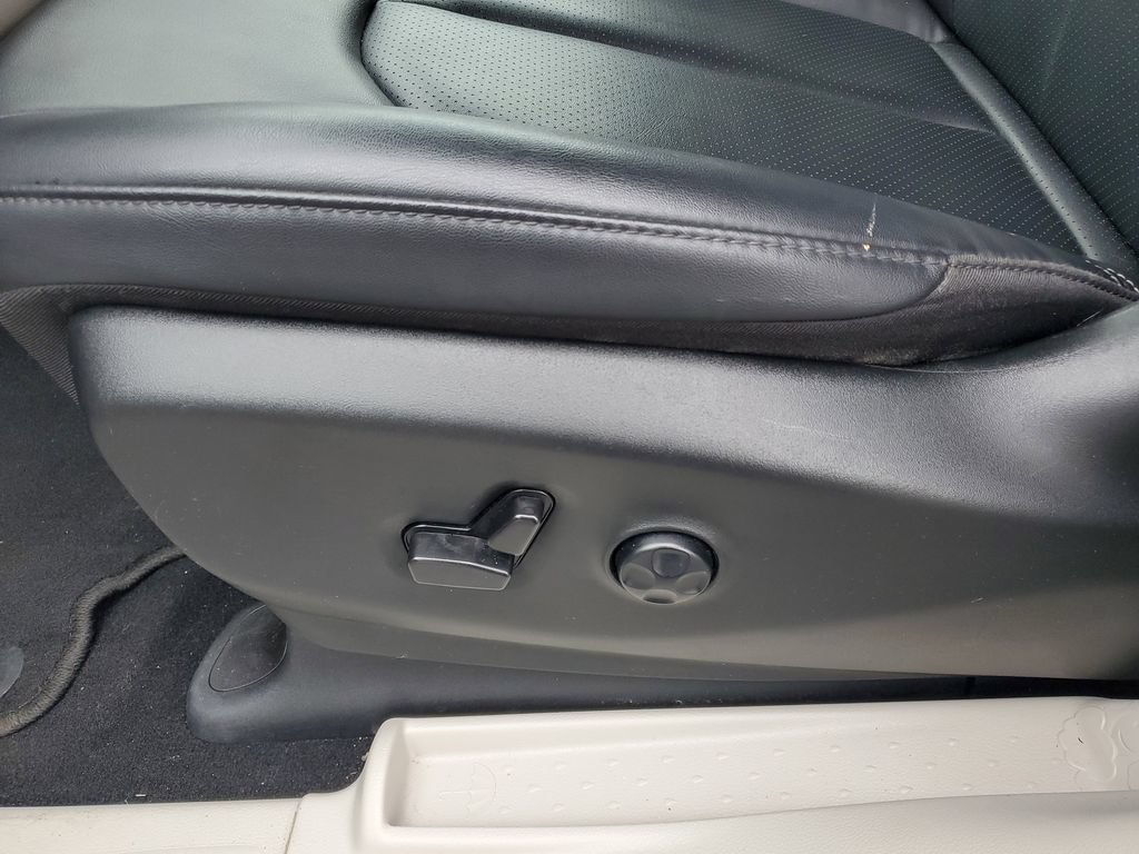 Used 2024 Chrysler Pacifica Touring-L FWD image 10