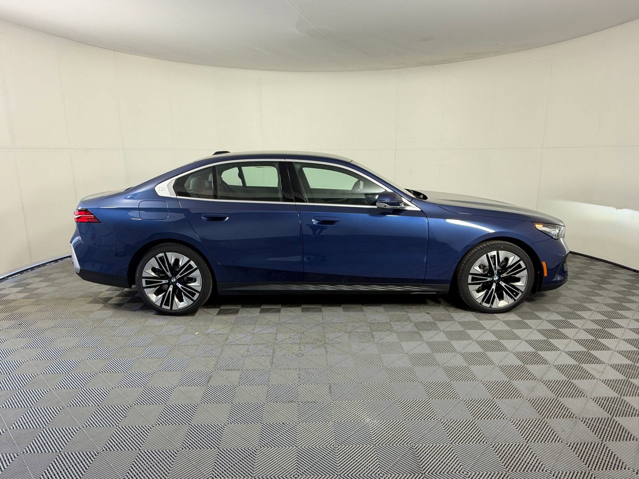 Used 2027 BMW 530i w/ Executive Package RWD image 8
