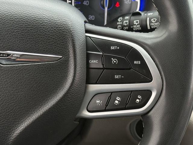 Used 2022 Chrysler Pacifica Touring-L image 14