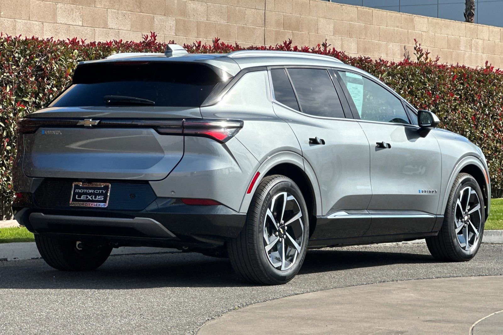 Used 2025 Chevrolet Equinox EV LT w/ Convenience Package image 4