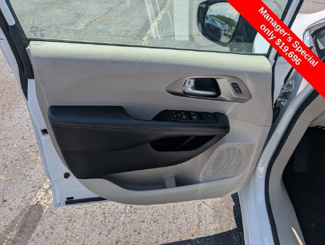 Used 2024 Chrysler Pacifica Touring-L FWD image 12