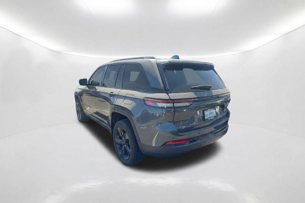 Used 2025 Jeep Grand Cherokee Altitude RWD image 8