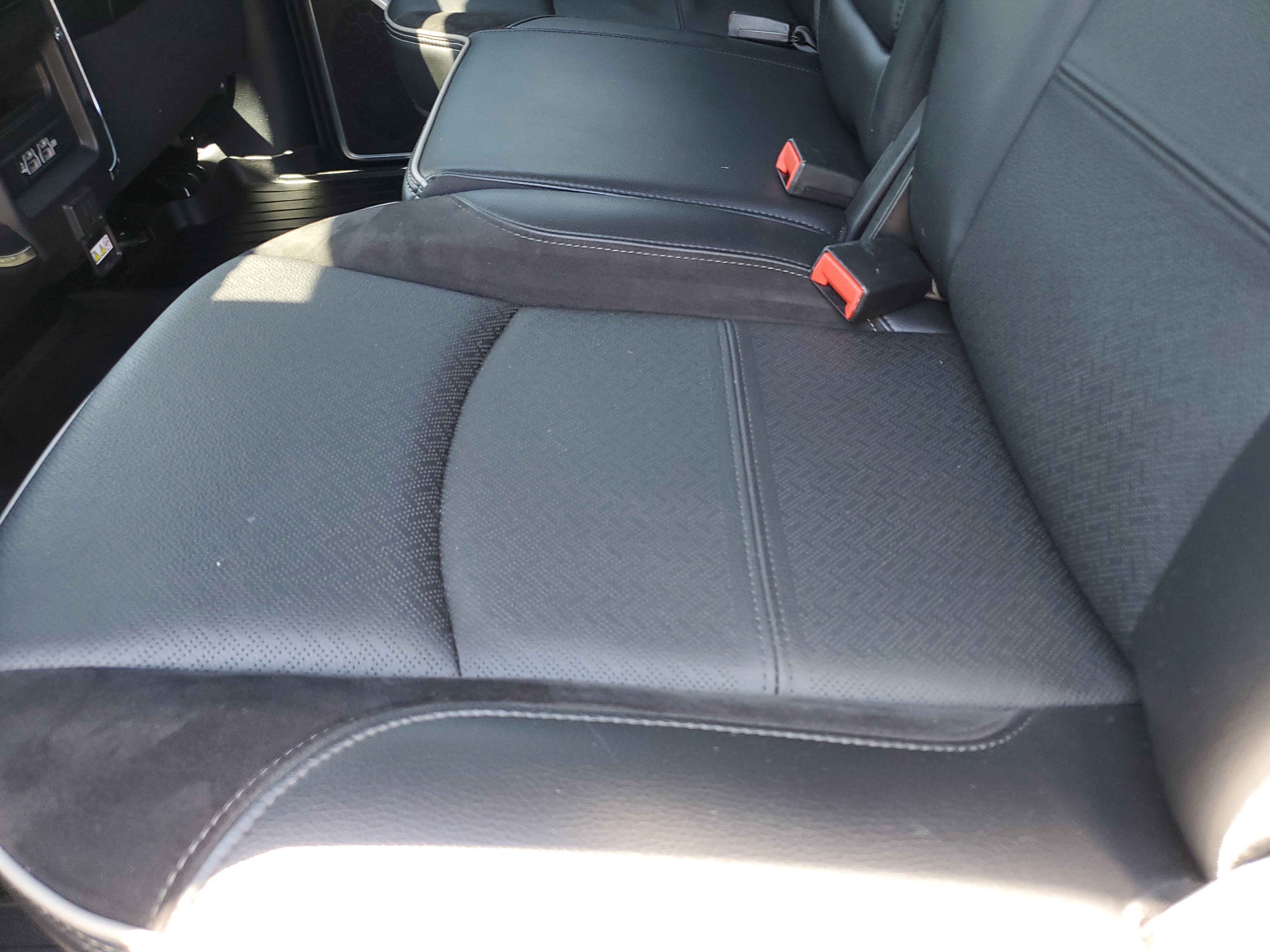 Used 2019 RAM 2500 Laramie w/ Black Appearance Package image 12