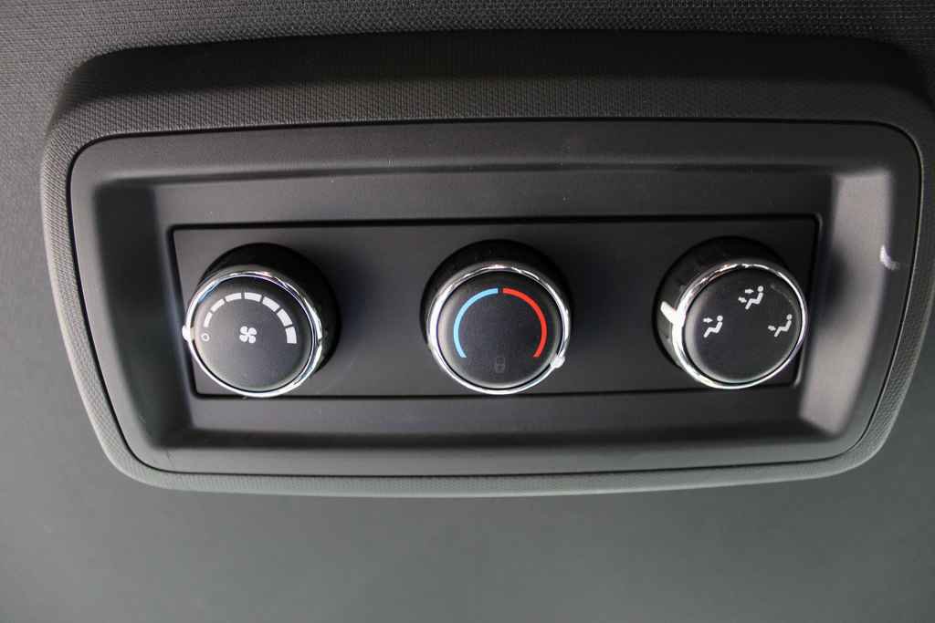 Used 2015 Dodge Grand Caravan SE image 26