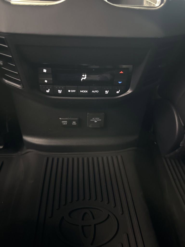 Used 2025 Toyota Sequoia Platinum image 34