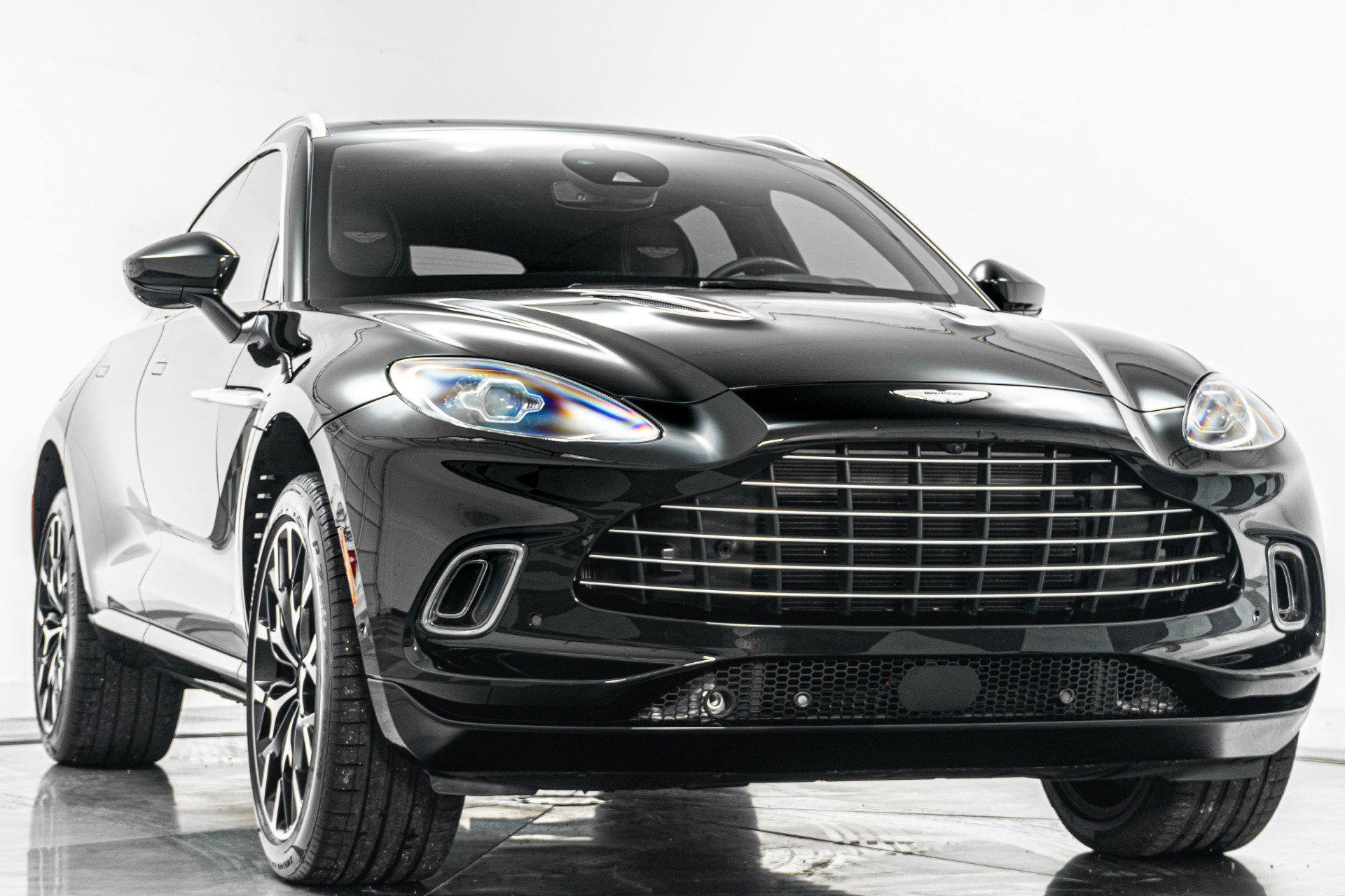 Used 2021 Aston Martin DBX AWD/4WD image 3