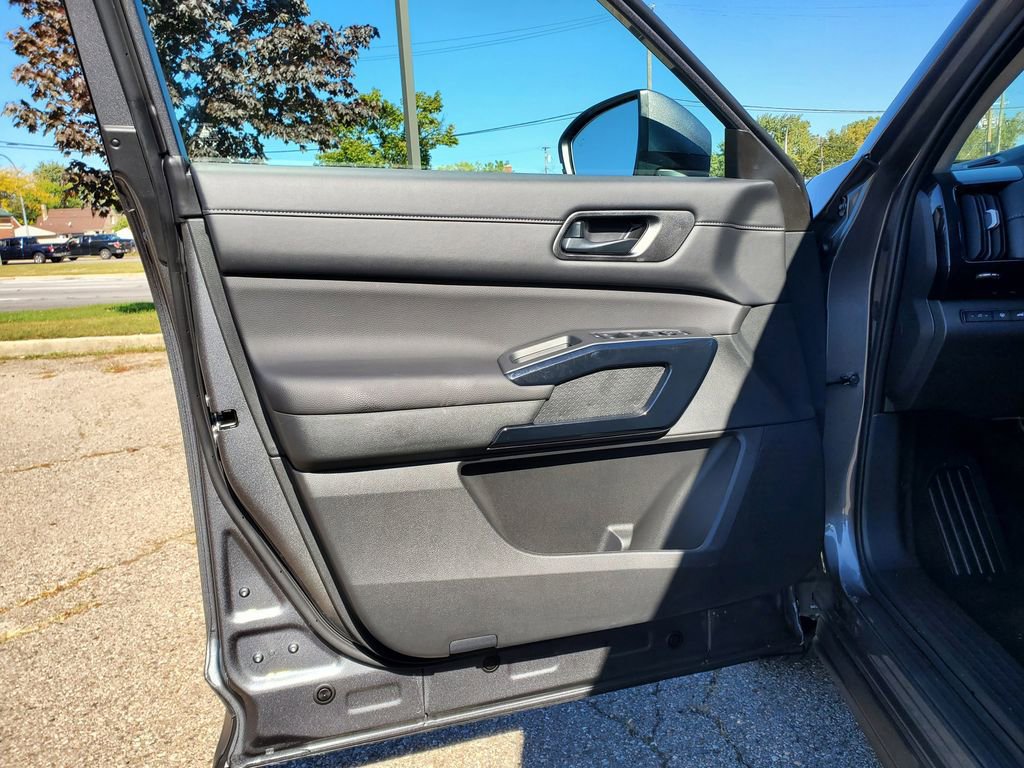 New 2025 Nissan Pathfinder SV image 18