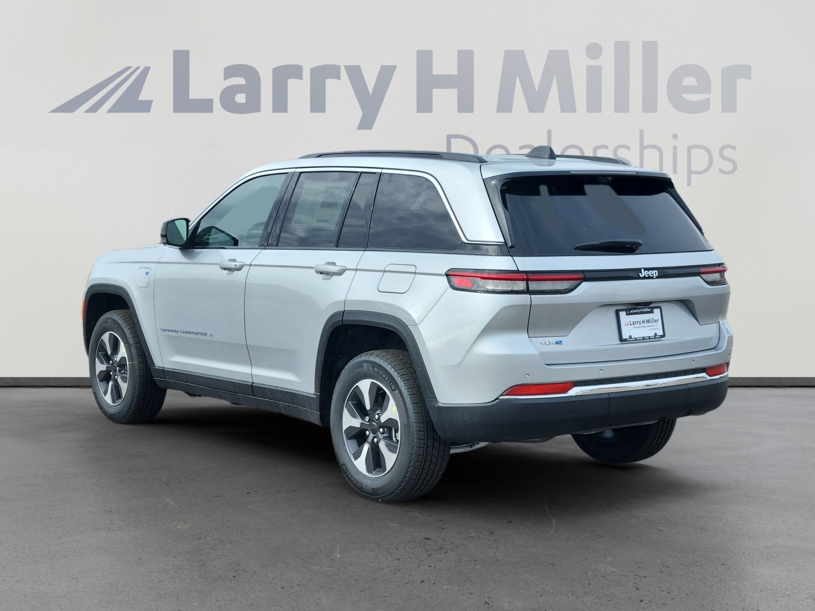 New 2025 Jeep Grand Cherokee Limited 4xe w/ Luxury Tech Group II image 4