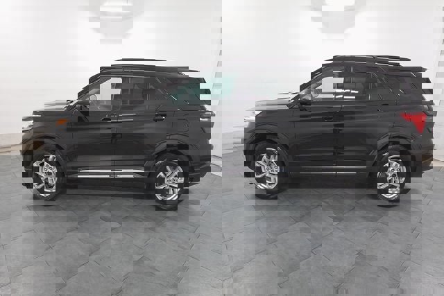 Used 2022 Ford Explorer XLT image 2