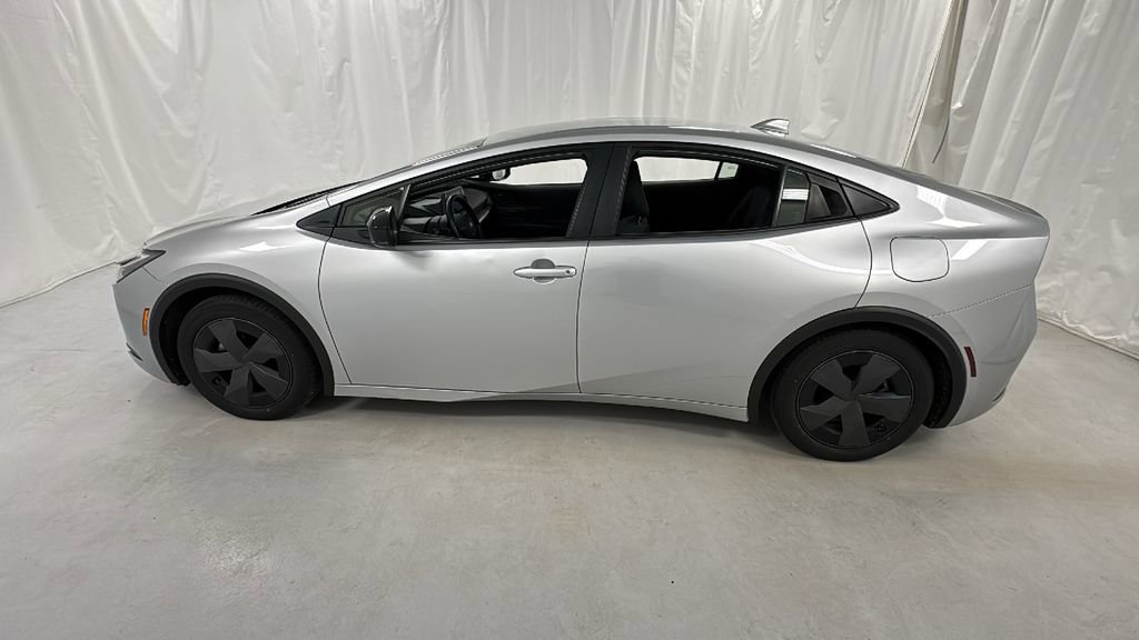 Used 2024 Toyota Prius LE image 6