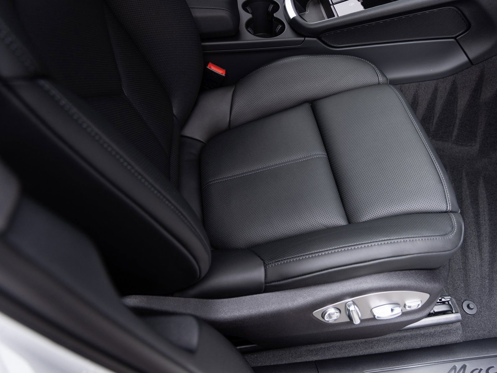 Certified 2026 Porsche Macan image 33