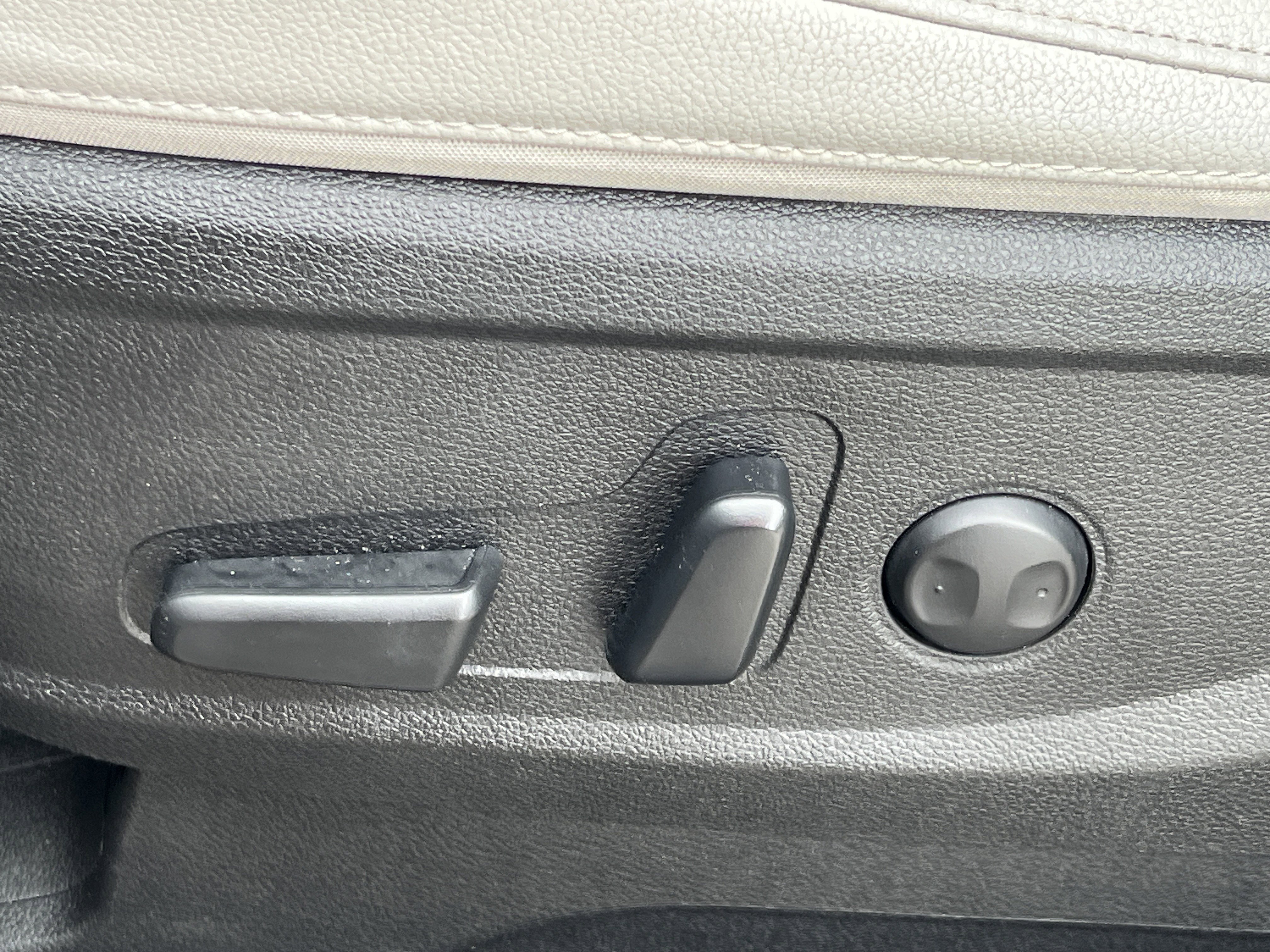 Used 2023 Kia Telluride EX w/ EX Captain's Chair Package image 19