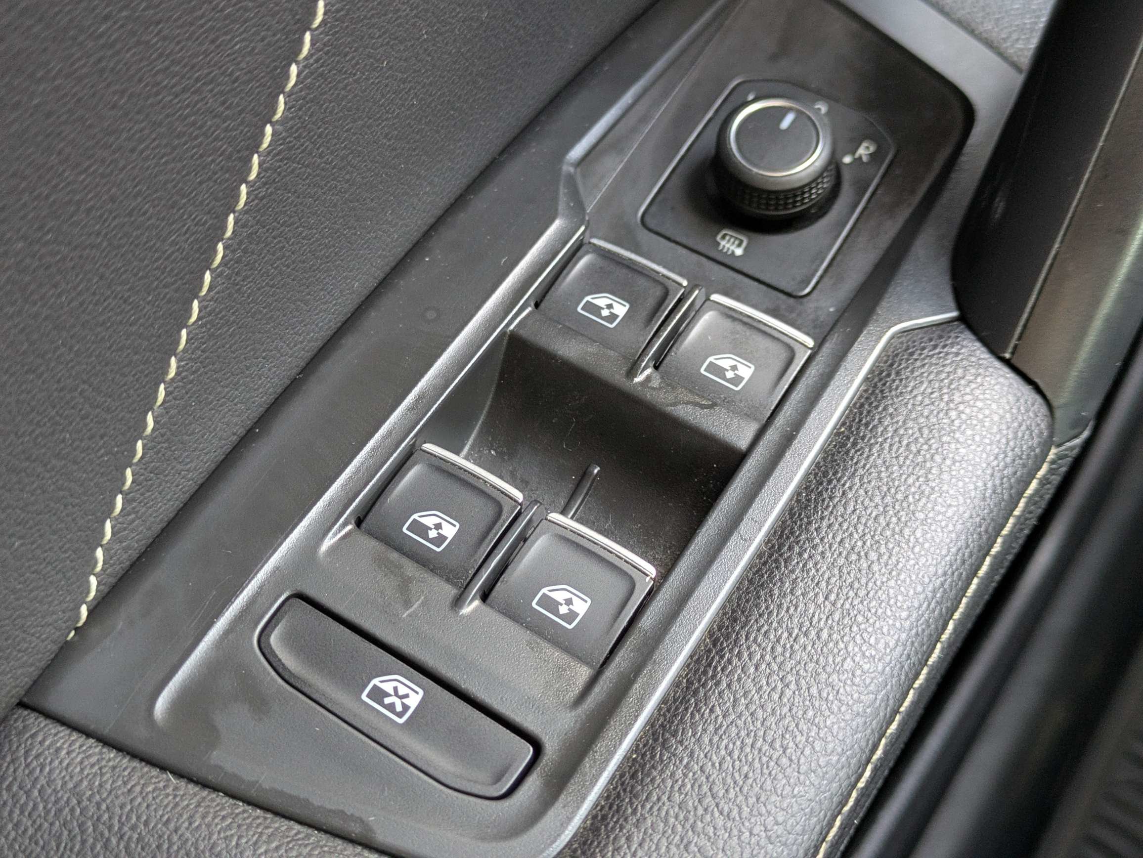 Used 2022 Volkswagen Tiguan SE R-Line FWD image 28