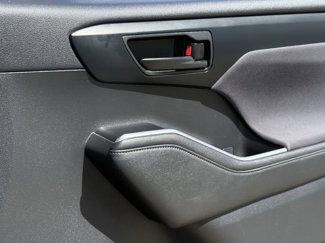 Used 2023 Toyota Highlander LE image 28