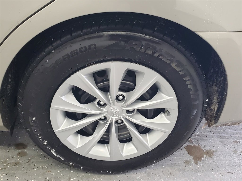 Used 2017 Toyota Camry LE image 28