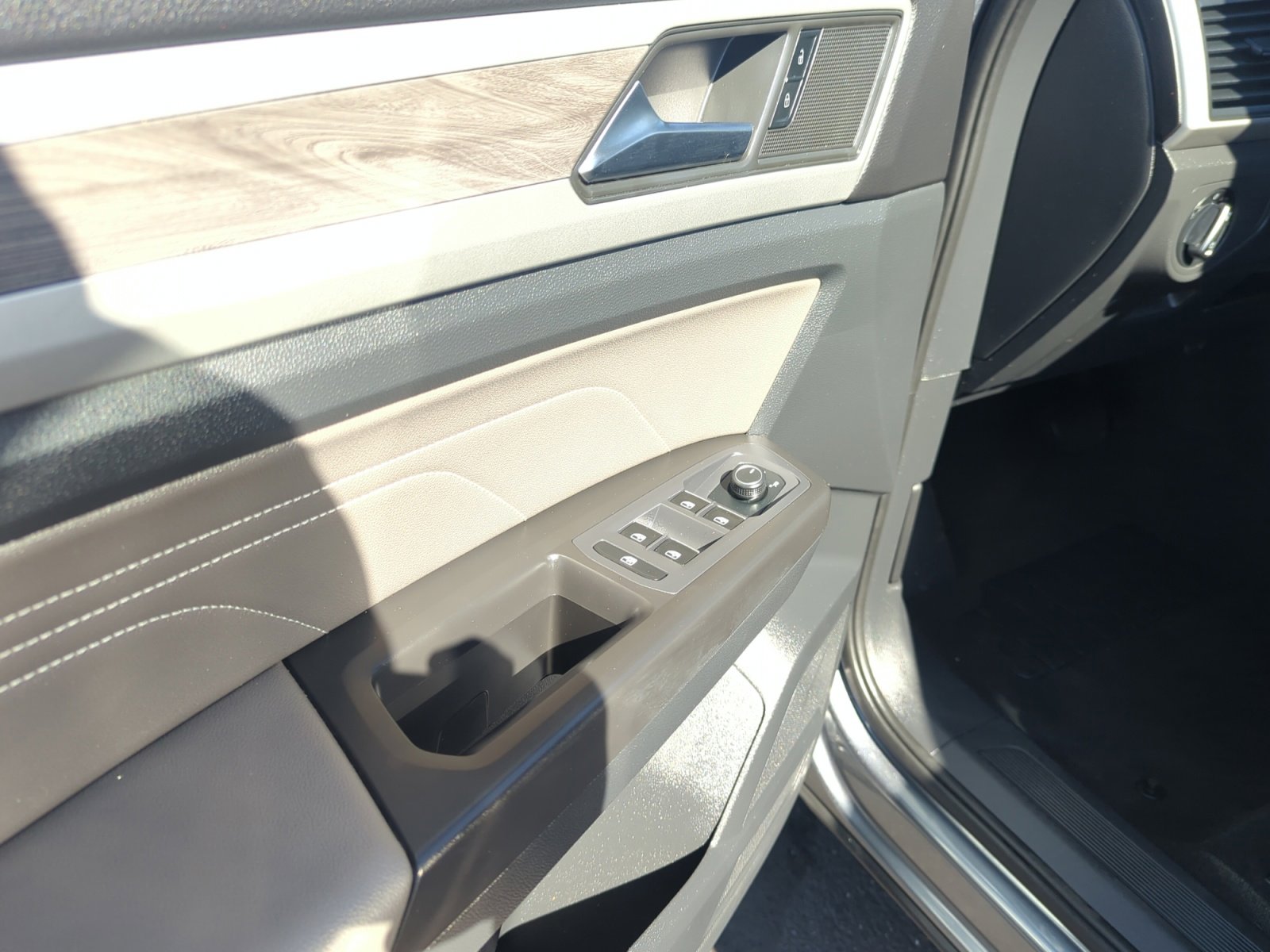 Certified 2022 Volkswagen Atlas Cross Sport SE image 13