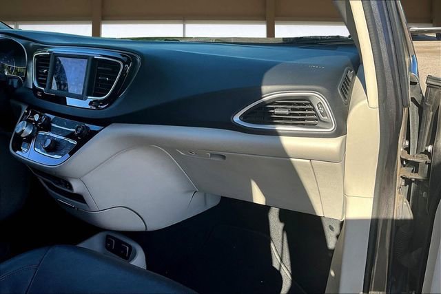 Used 2020 Chrysler Pacifica Touring-L image 17