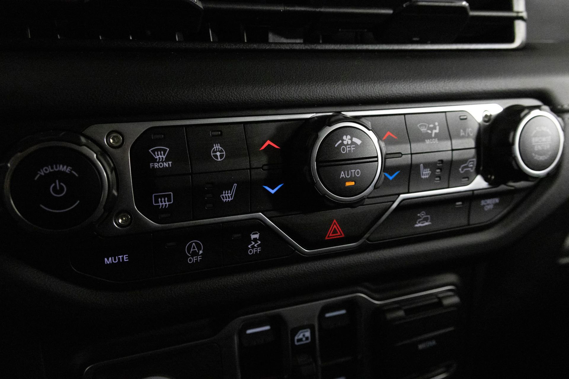 Used 2024 Jeep Wrangler Sahara w/ Technology Group image 27