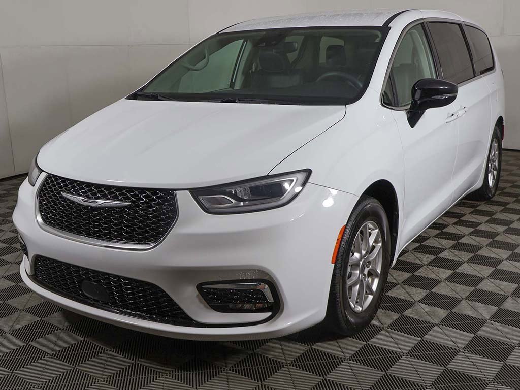 Used 2024 Chrysler Pacifica Touring-L image 8