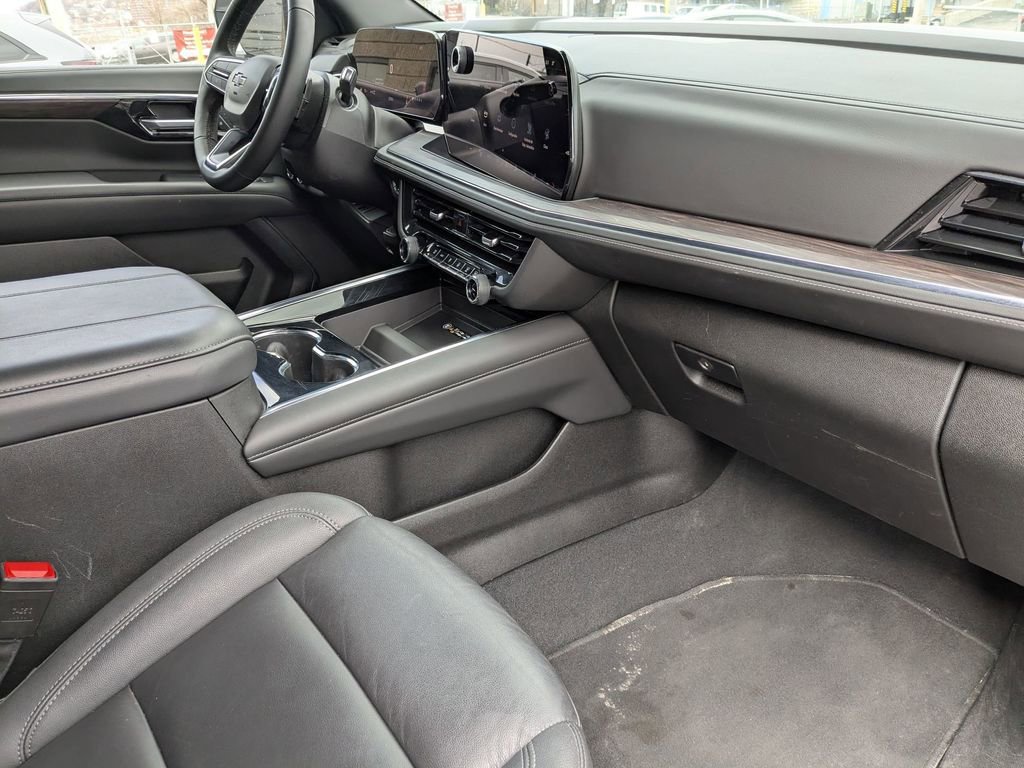 Used 2025 Chevrolet Suburban Z71 image 34