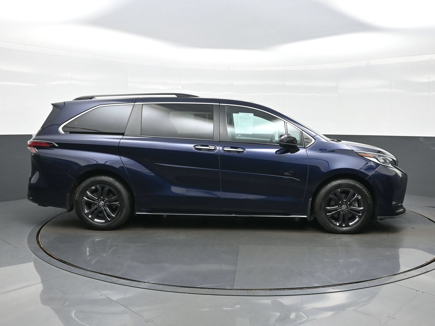 Used 2024 Toyota Sienna XSE AWD/4WD image 7