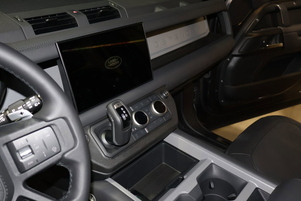 Used 2025 Land Rover Defender 130 V8 image 26