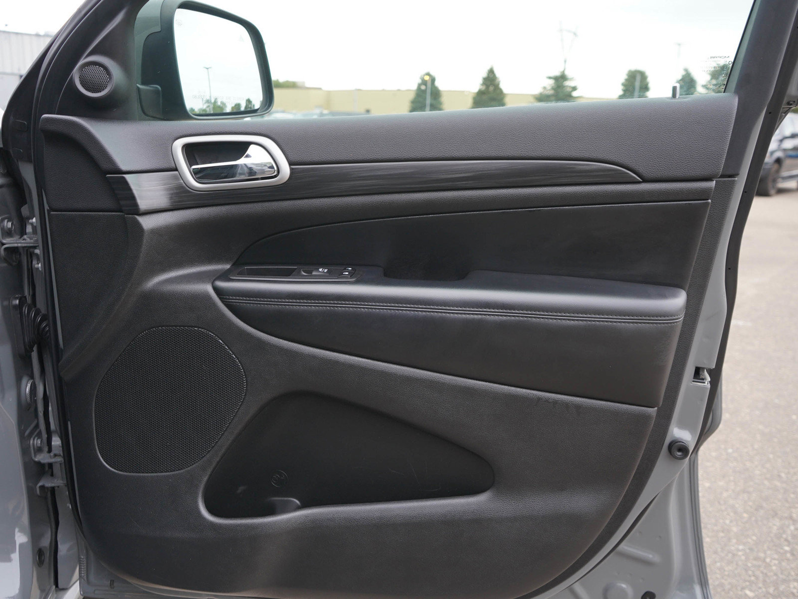 Used 2020 Jeep Grand Cherokee Altitude AWD/4WD image 9