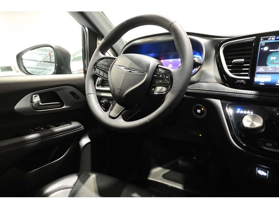 Used 2023 Chrysler Pacifica Touring-L w/ S Appearance Package image 25