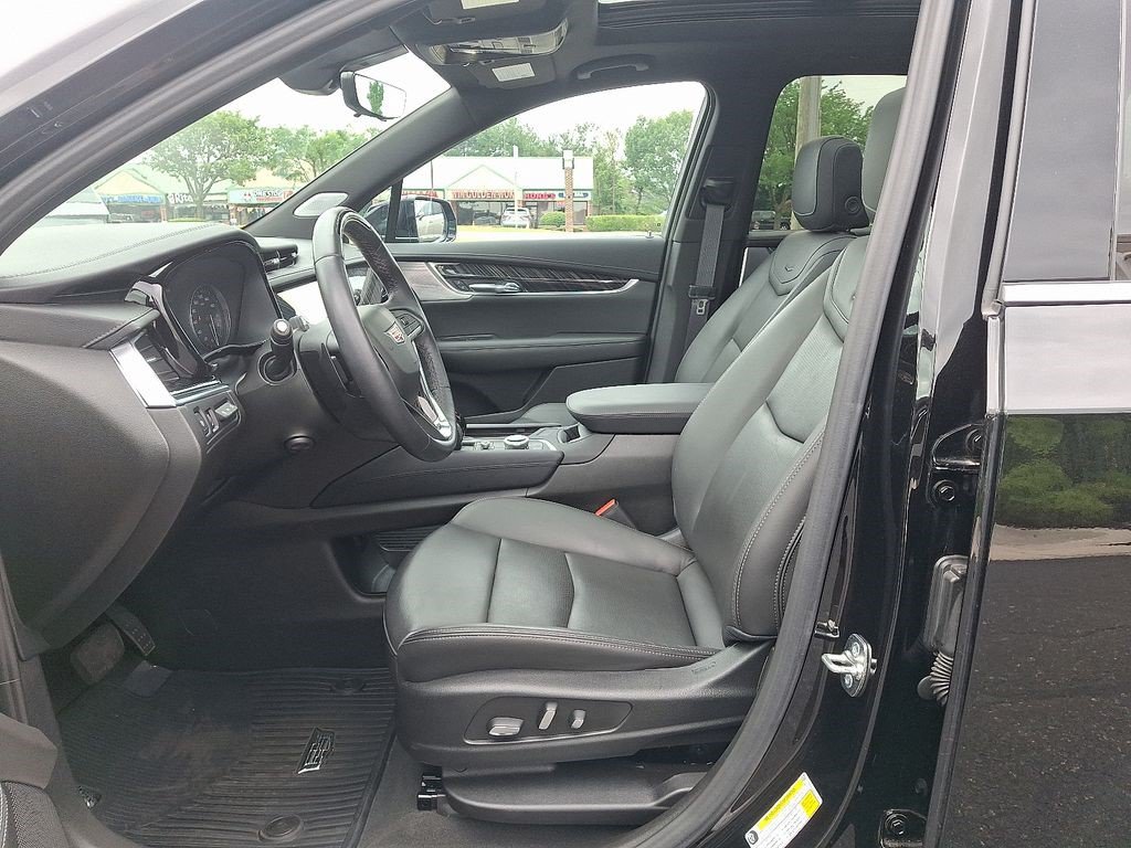 Certified 2025 Cadillac XT6 Premium Luxury w/ Technology Package AWD/4WD image 16