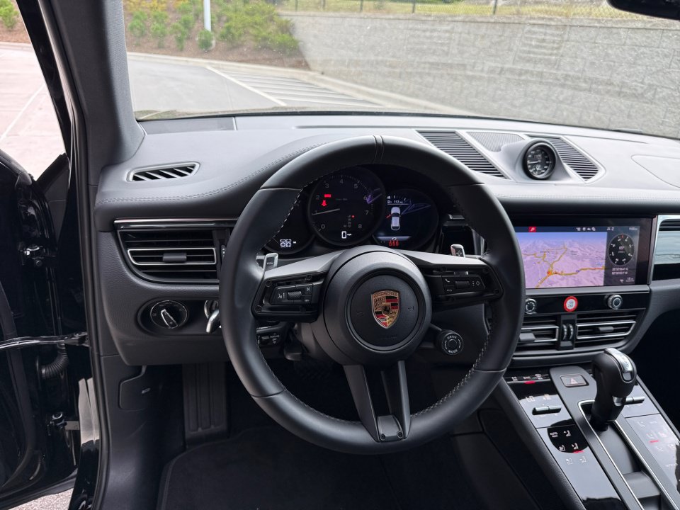 Certified 2026 Porsche Macan AWD/4WD image 12
