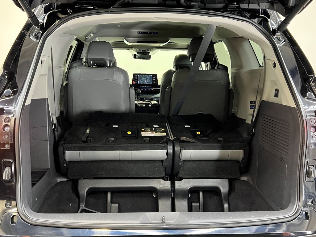 Used 2023 Toyota Sienna Limited image 10