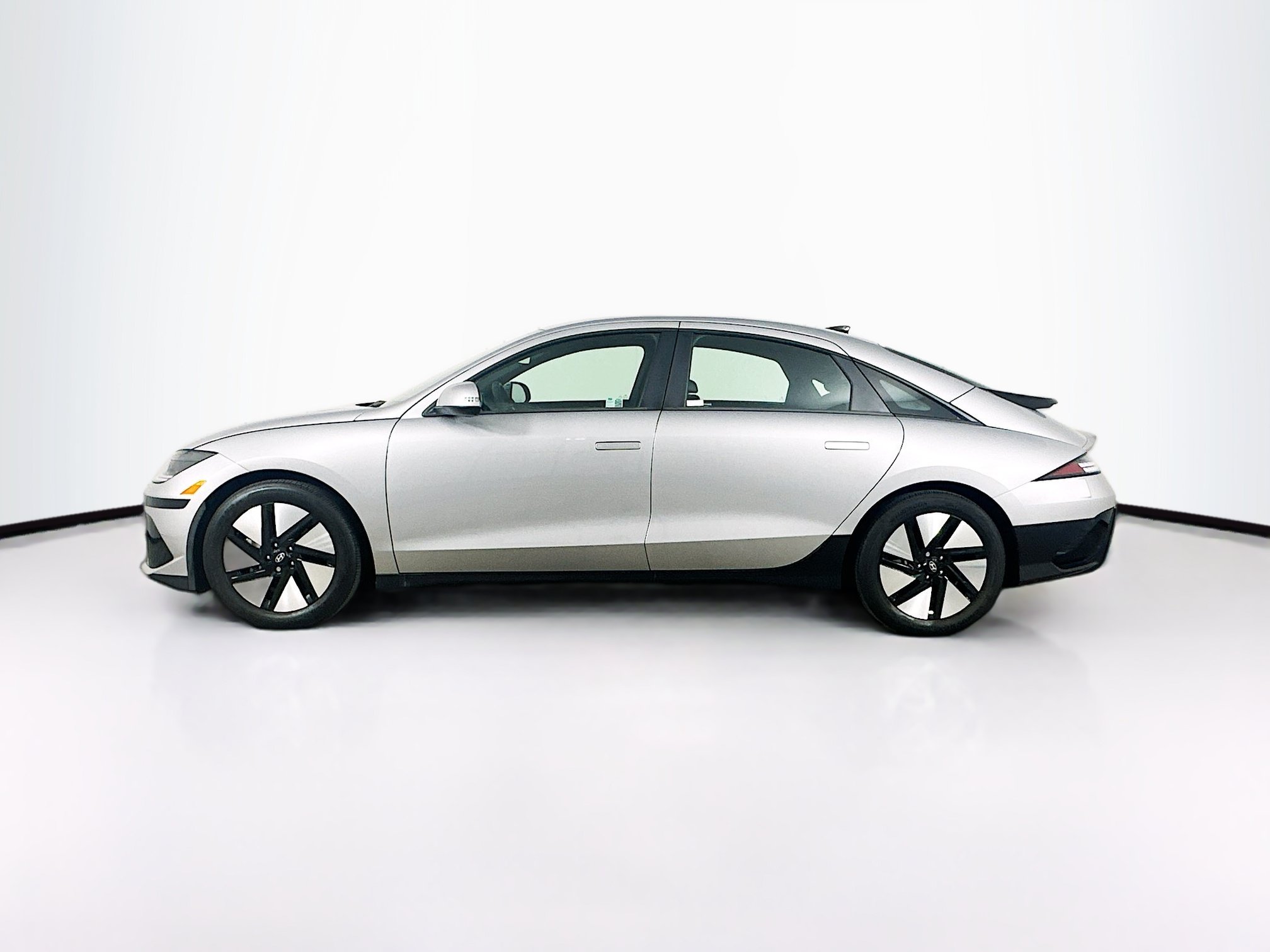 Used 2024 Hyundai Ioniq 6 SE RWD image 4